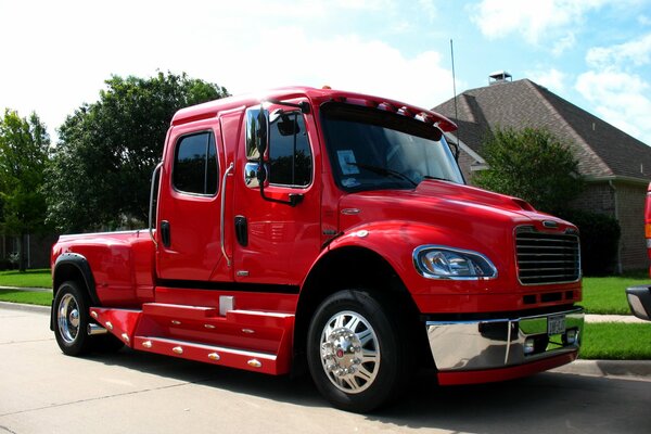 Beau camion rouge se dresse sur la route