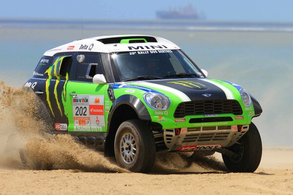 Mini Cooper con frente verde en el desierto