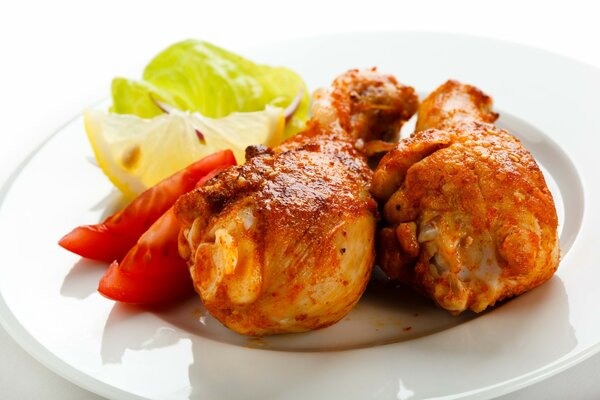 Délicieux poulet frit avec une feuille de laitue et une tranche de citron