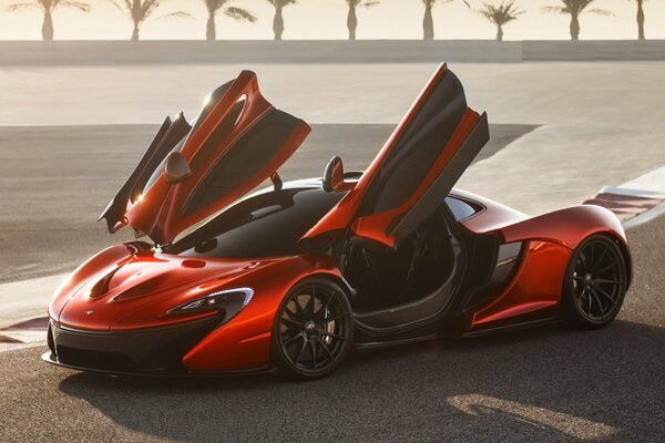 Czerwony supersamochód McLaren P1 z otwartymi drzwiami