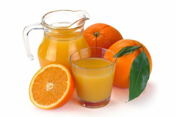 Photo de jus d orange dans une cruche sur fond blanc