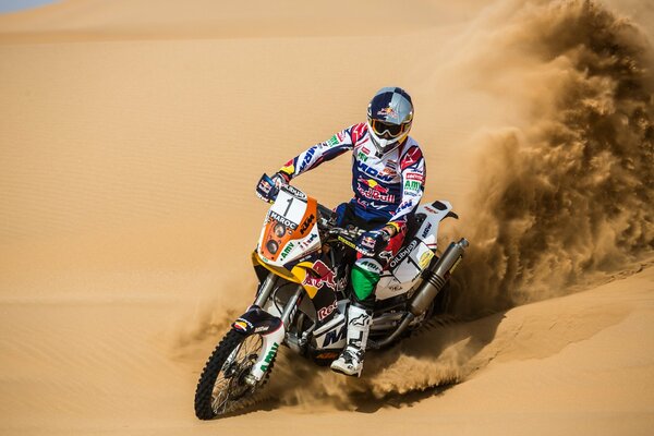 Red Bull Motorrad. Ein Rennfahrer im Sand