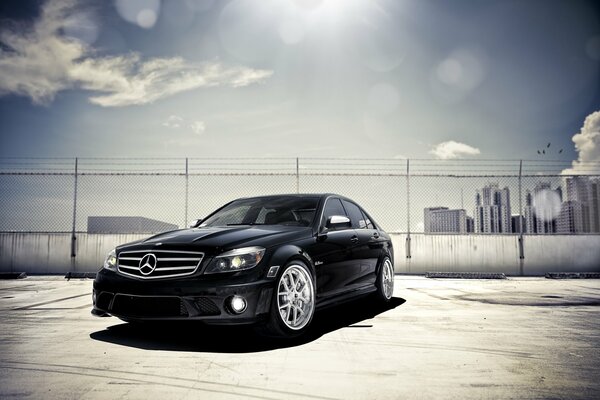 Mercedes-benz C-klasse C 63 nero nel parcheggio