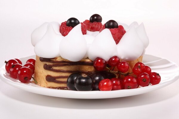 Dessert sucré aux baies noires et rouges