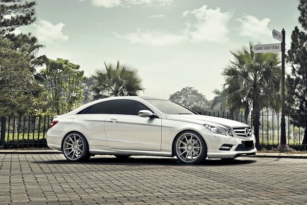 Blanc mercedes-benz classe e coupé