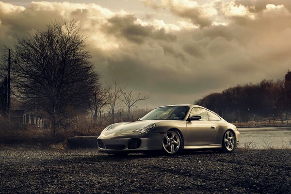 Ein graues Porsche-Auto auf einem düsteren Hintergrund