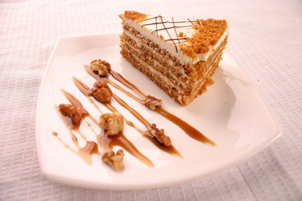 Belle décoration de gâteau sur une assiette