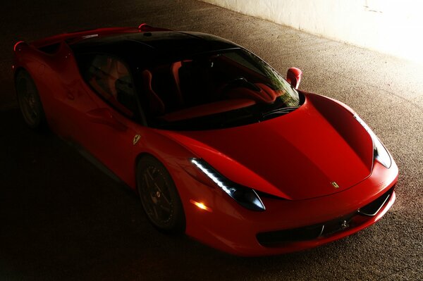 Ferrari rossa nel crepuscolo. Vista in pianta