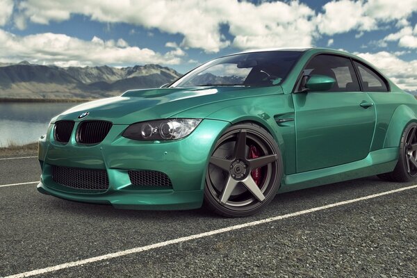 Auto sportiva di marca BMW color smeraldo