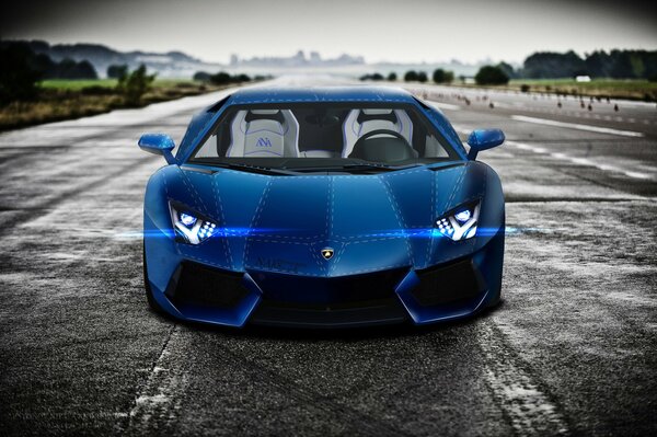 Auto Lamborghini blu su sfondo stradale