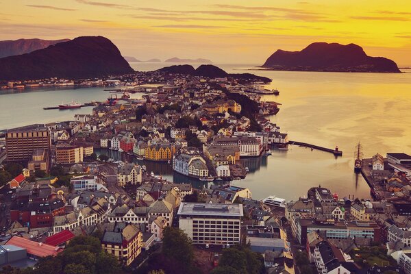 Шикарный вид норвежского городка на берегу моря