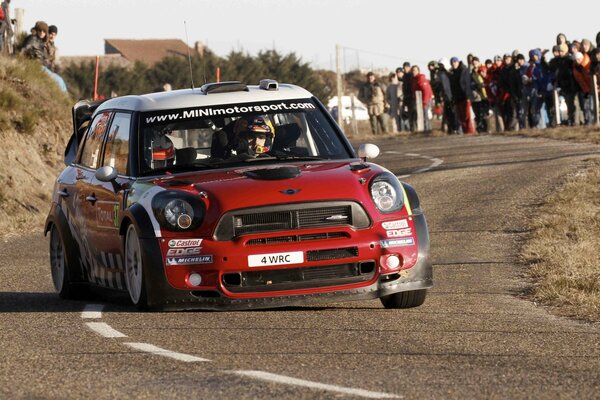 Mini Cooper sur la piste de course