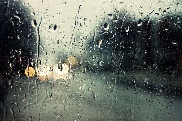 Vor dem Fenster nasse Regenwege