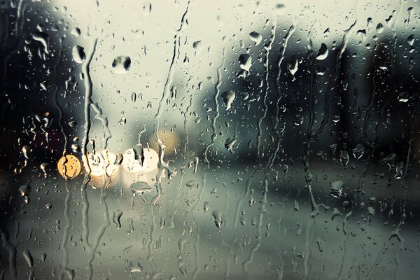 Detrás de la ventana de la pista de lluvia húmeda