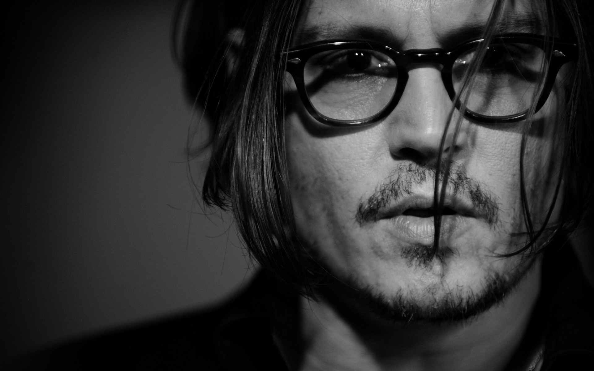 actor johnny depp blanco y negro gafas de sol cerdas cara