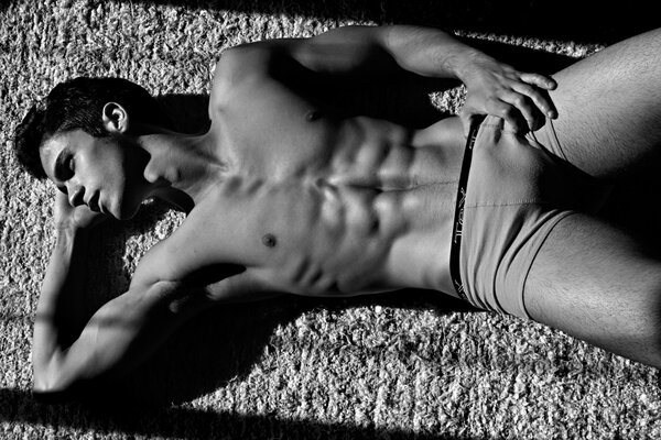 Image en noir et blanc d un homme à moitié nu avec un beau corps en relief
