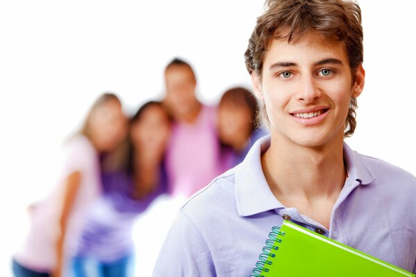 Jeune homme avec un cahier sur le fond d autres personnes