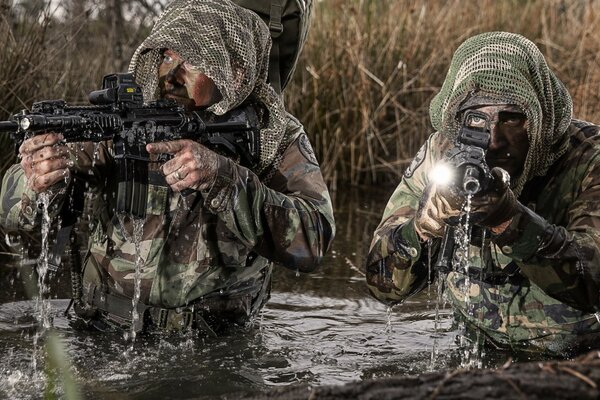 Hommes en uniforme militaire sortent de l eau