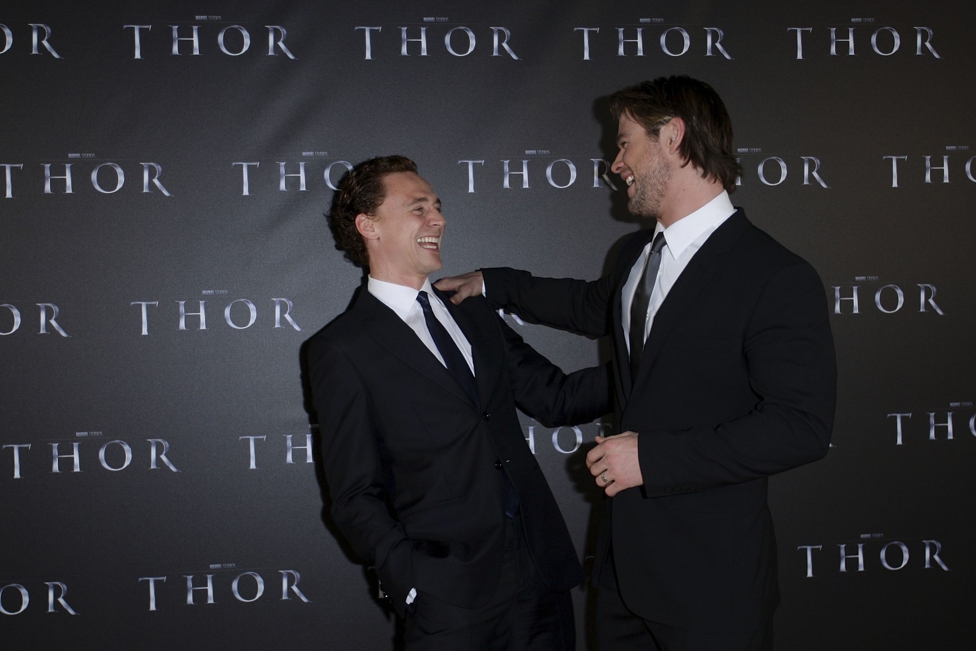 humor tom hiddleston aktorzy chris hemsworth