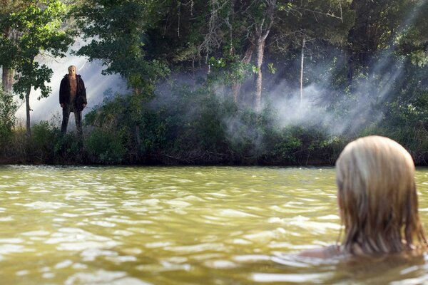 Baden einer jungen Dame in einem Waldsee