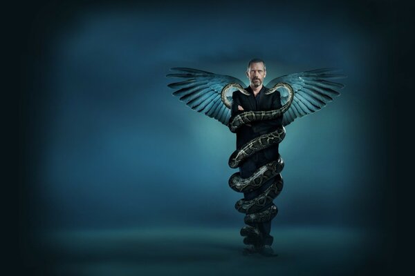 Hugh Laurie avec un énorme serpent et des ailes derrière son dos