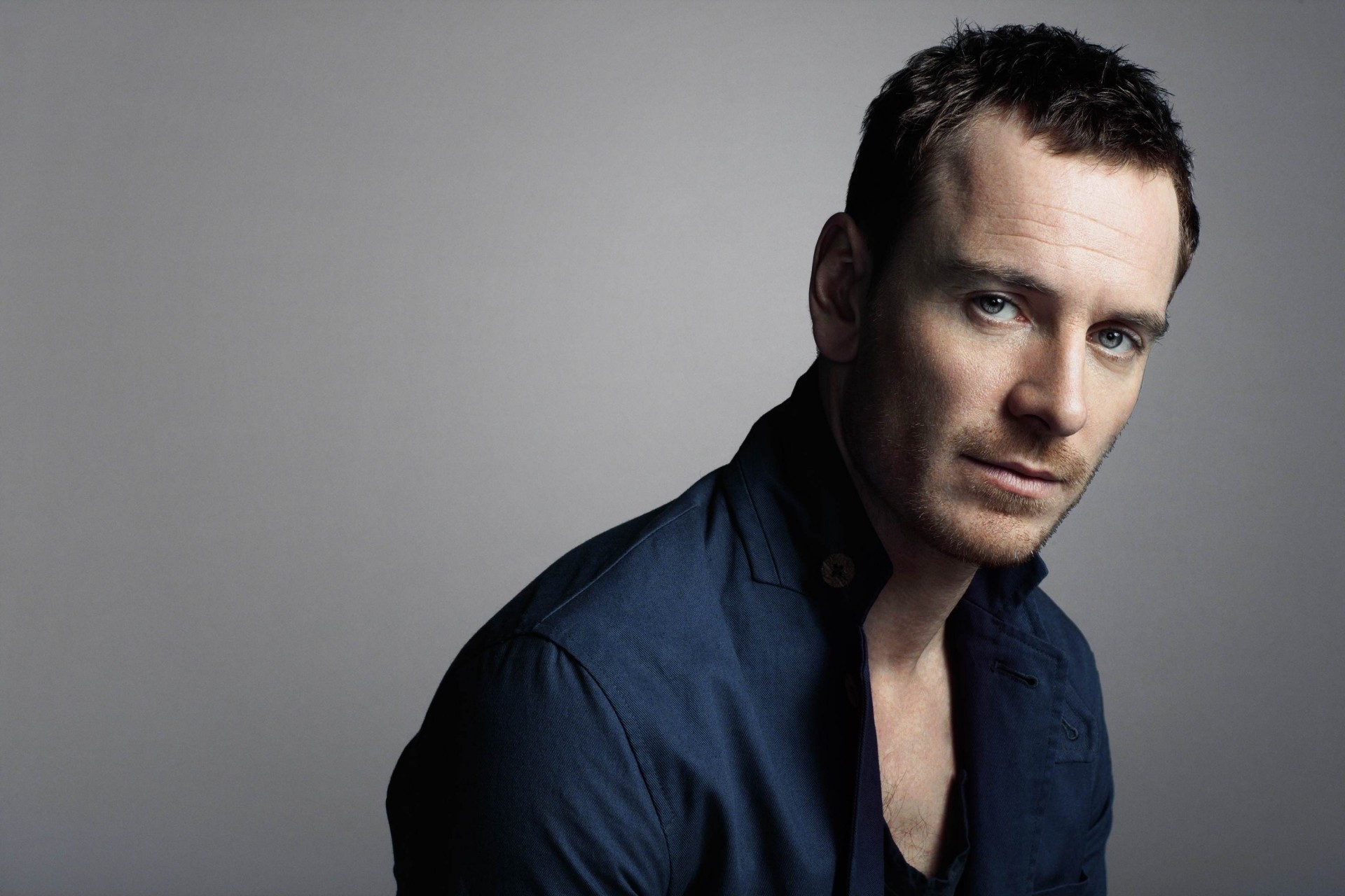 homme producteur michael fassbender fond gris acteur