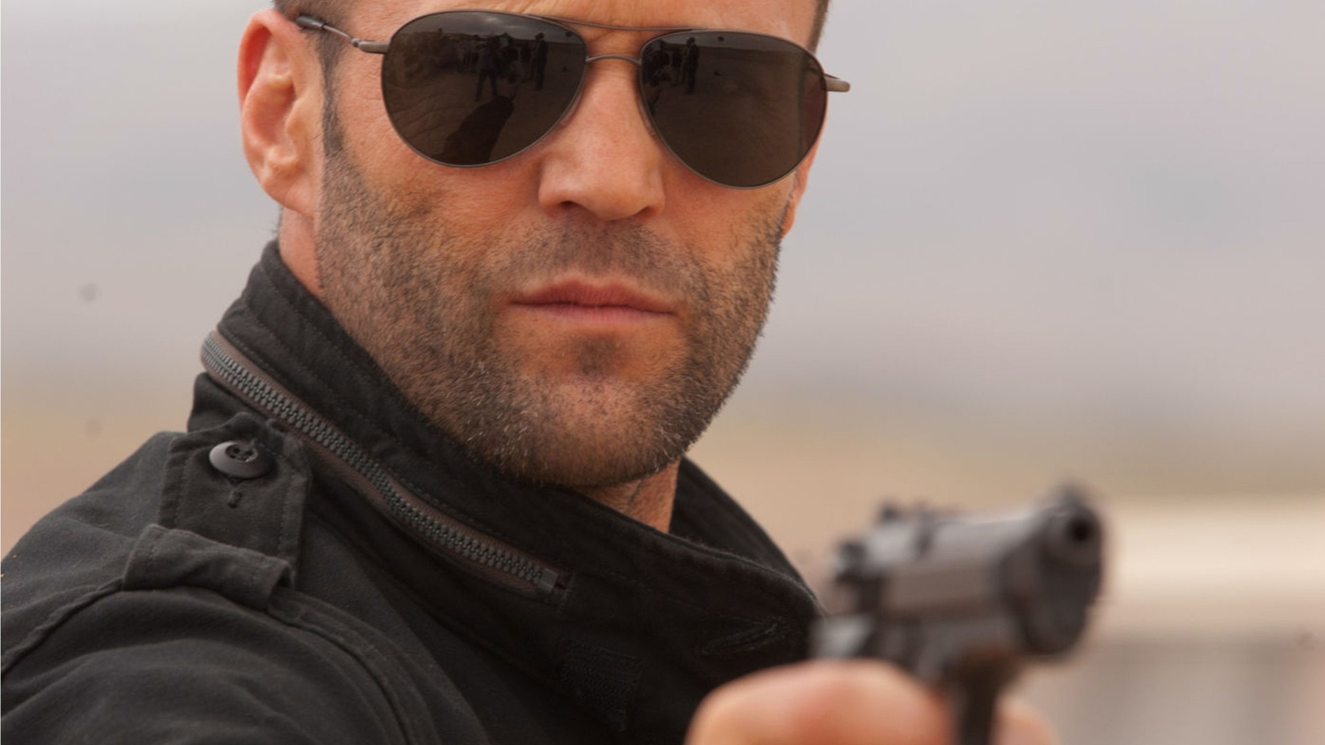 armi jason statham uomo mese occhiali da sole attore