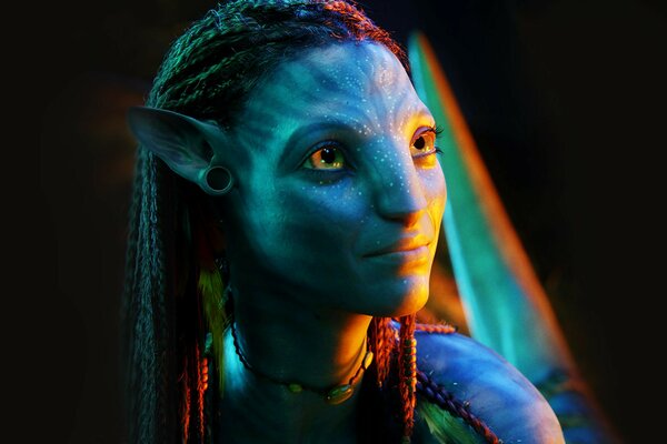 Neytiri de avatar Mira a la distancia