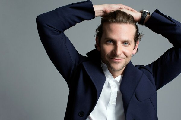 Schauspieler bradley cooper auf grauem Hintergrund