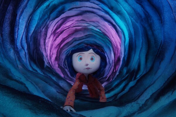 Coraline au pays des cauchemars grimpe dans un tunnel