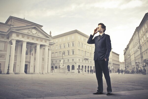 Mann im Business-Anzug am Stadtplatz