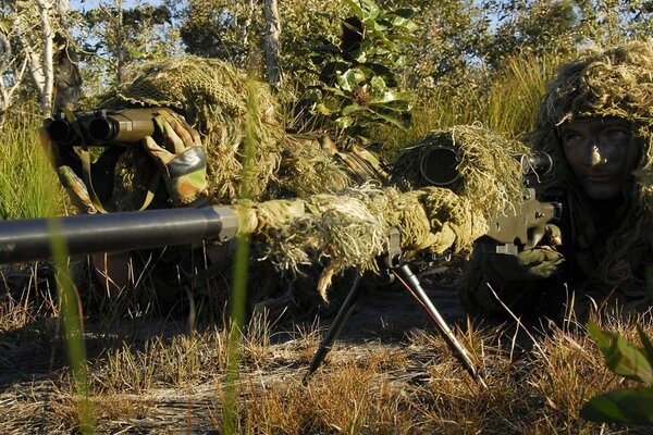 Maskierte Scharfschützen im Hinterhalt mit Waffen