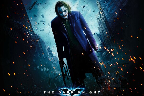 Joker w niebieskim płaszczu na tle iskier
