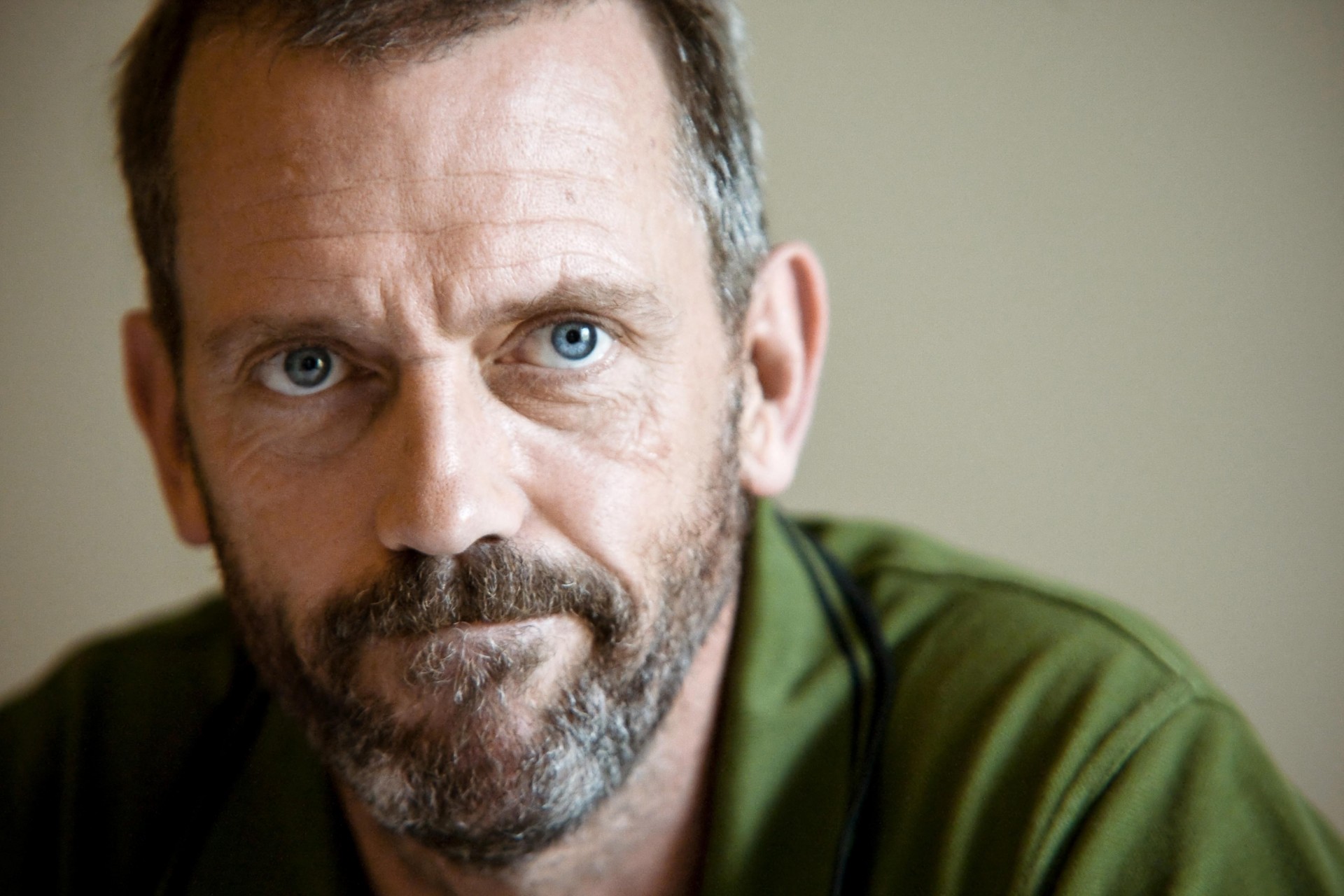 hugh laurie broda twarz wąsy