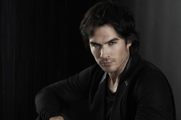 Ian Somelhalder con camisa negra