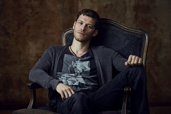 Joseph Morgan w fotelu