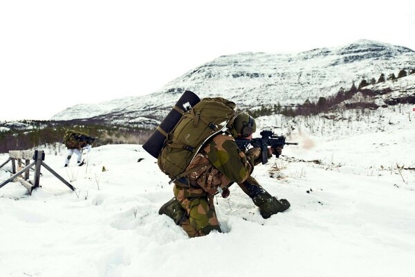 Soldaten mit Waffen in der Winterkälte