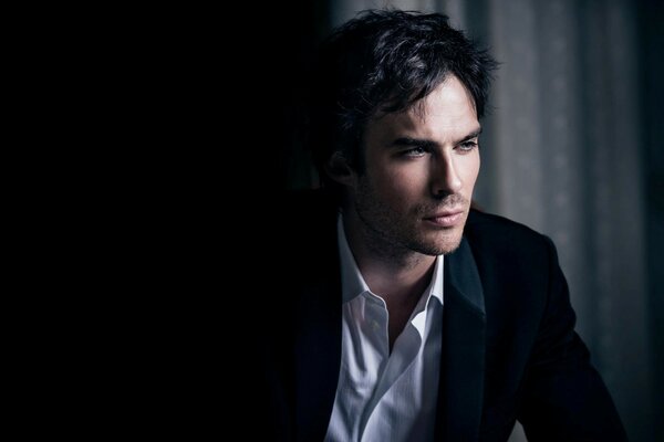 Ian Somerhalder con camisa blanca y chaqueta negra