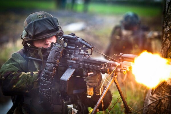 Siła ognia żołnierzy z karabinem maszynowym
