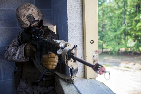 Soldat sur la vue dans le bâtiment