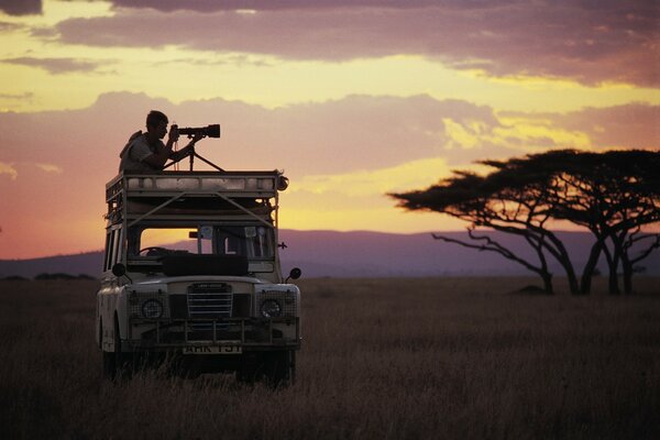 Фотограф на крыше авто в африке ловит кадр