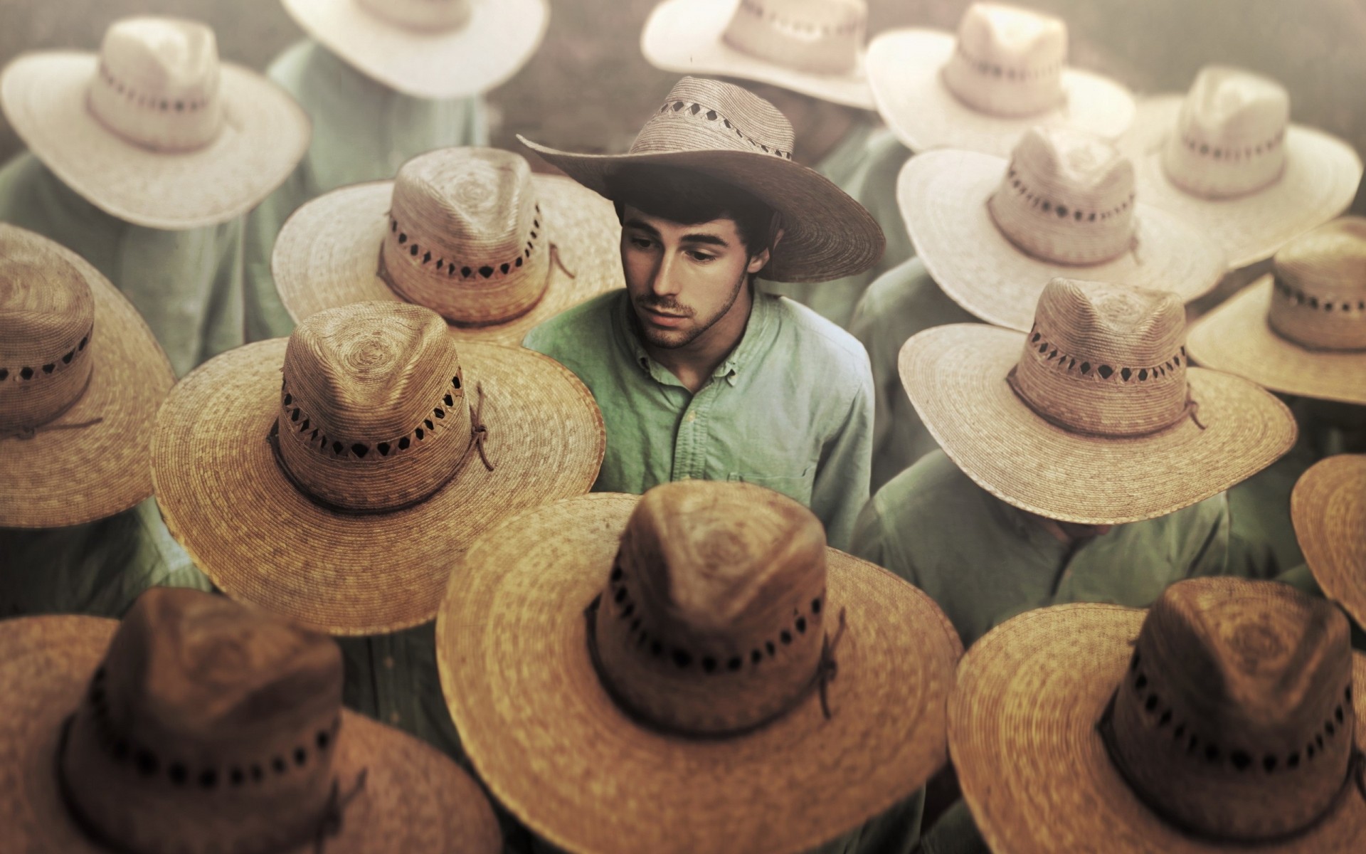 hombrecito multitud sombreros