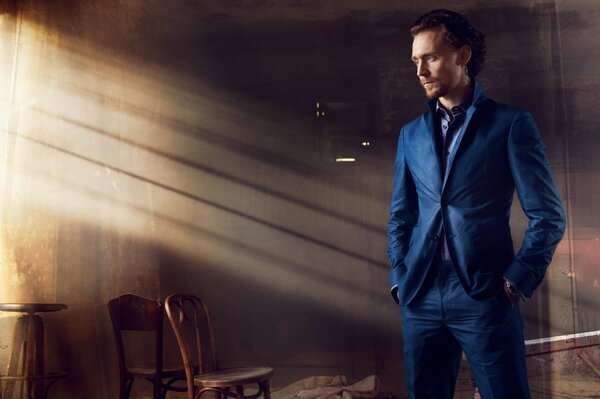 Tom hiddleston en costume lors d une séance photo