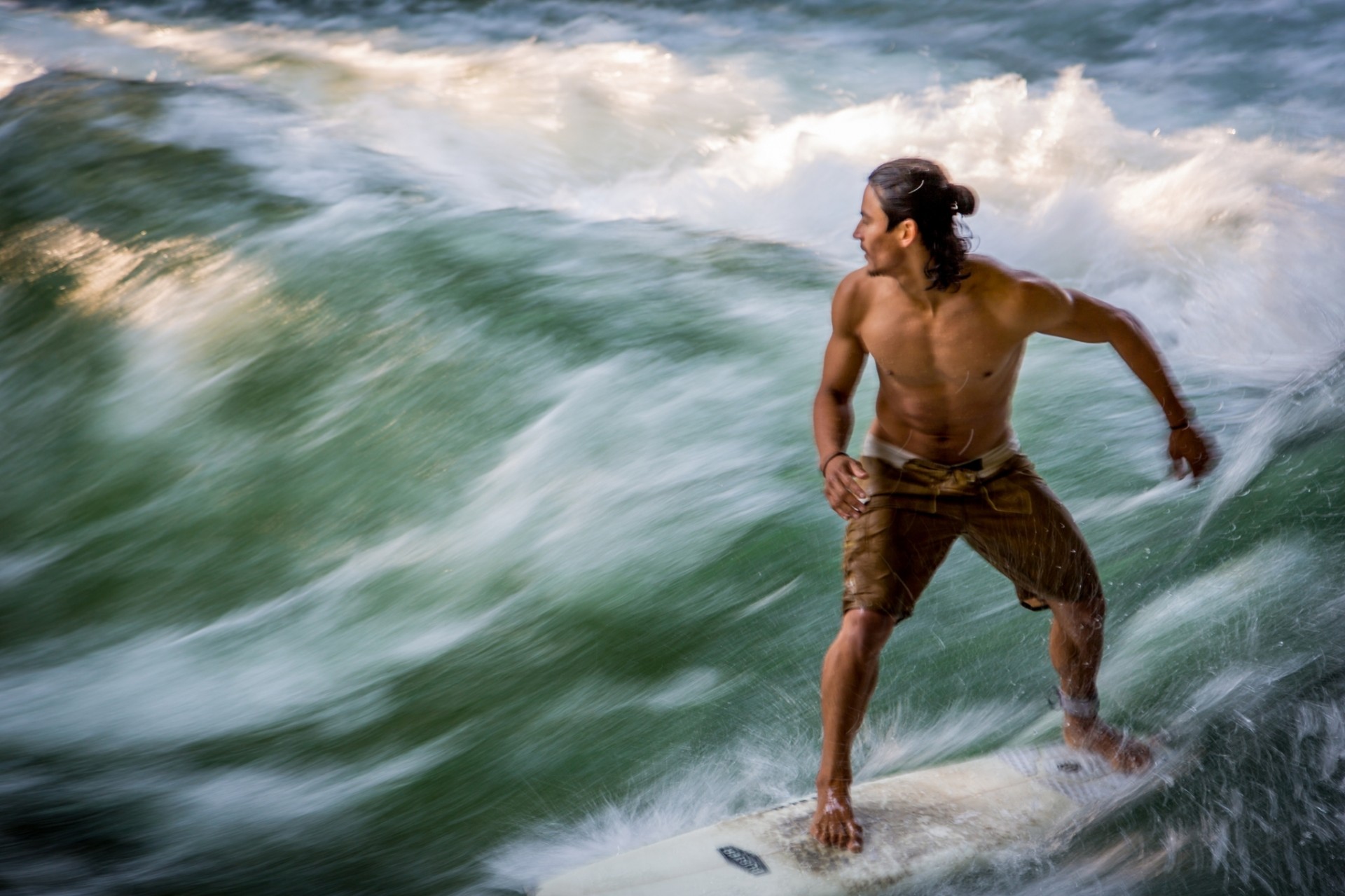 homme océan mouvement vague dynamique