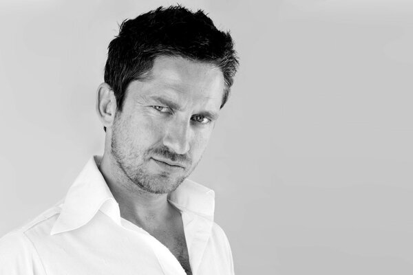 Gerard Butler en chemise blanche