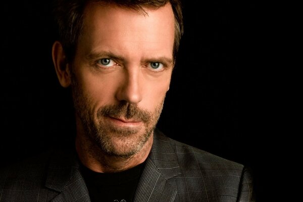 Attore Hugh Laurie su sfondo nero