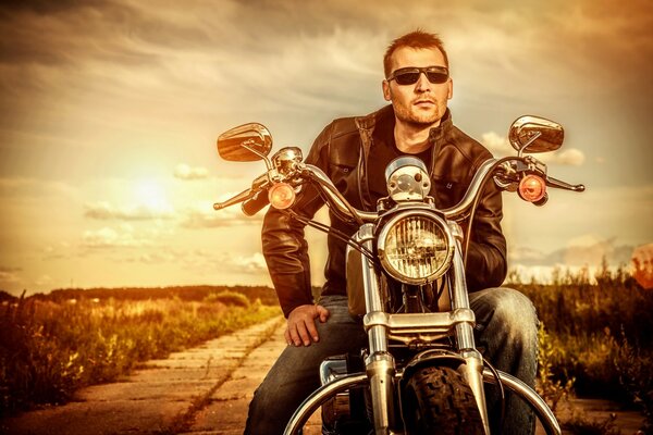 Hombre con gafas de sol en una motocicleta