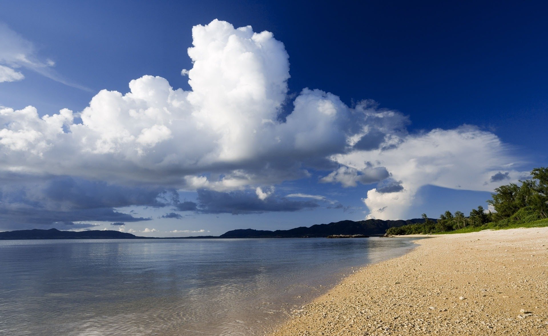 natur landschaft meer küste küste sand pflanzen berge himmel wolken hintergrund wallpaper bild bild