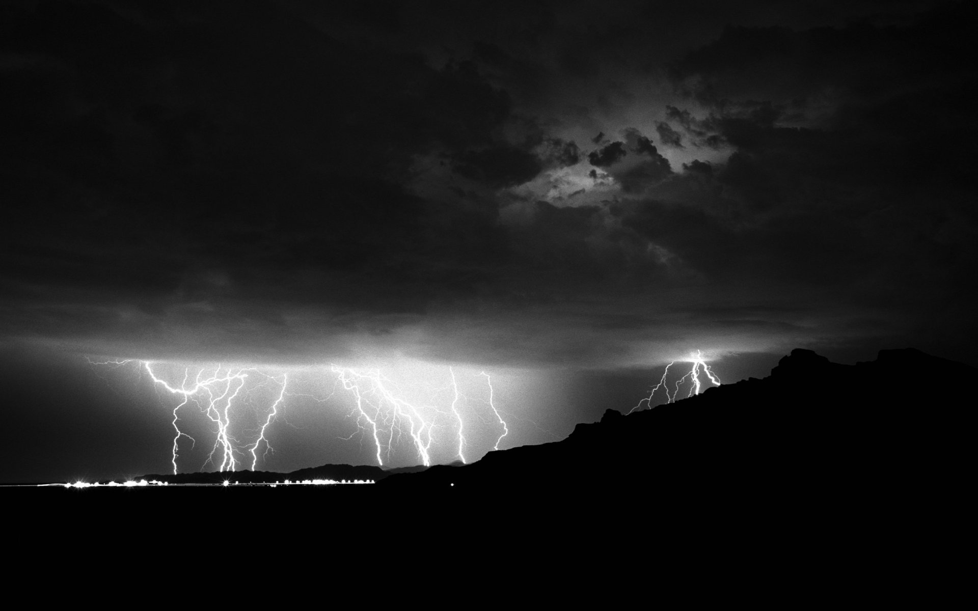 foudre foudre nuages colline maison nuit lumières électricité bw