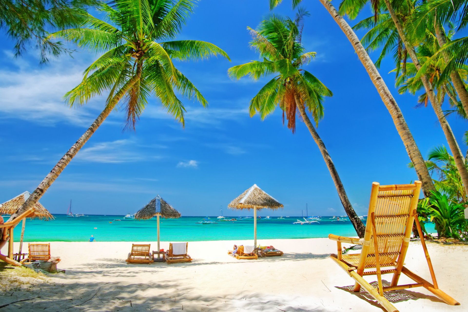 mer plage sable palmiers parasols loisirs